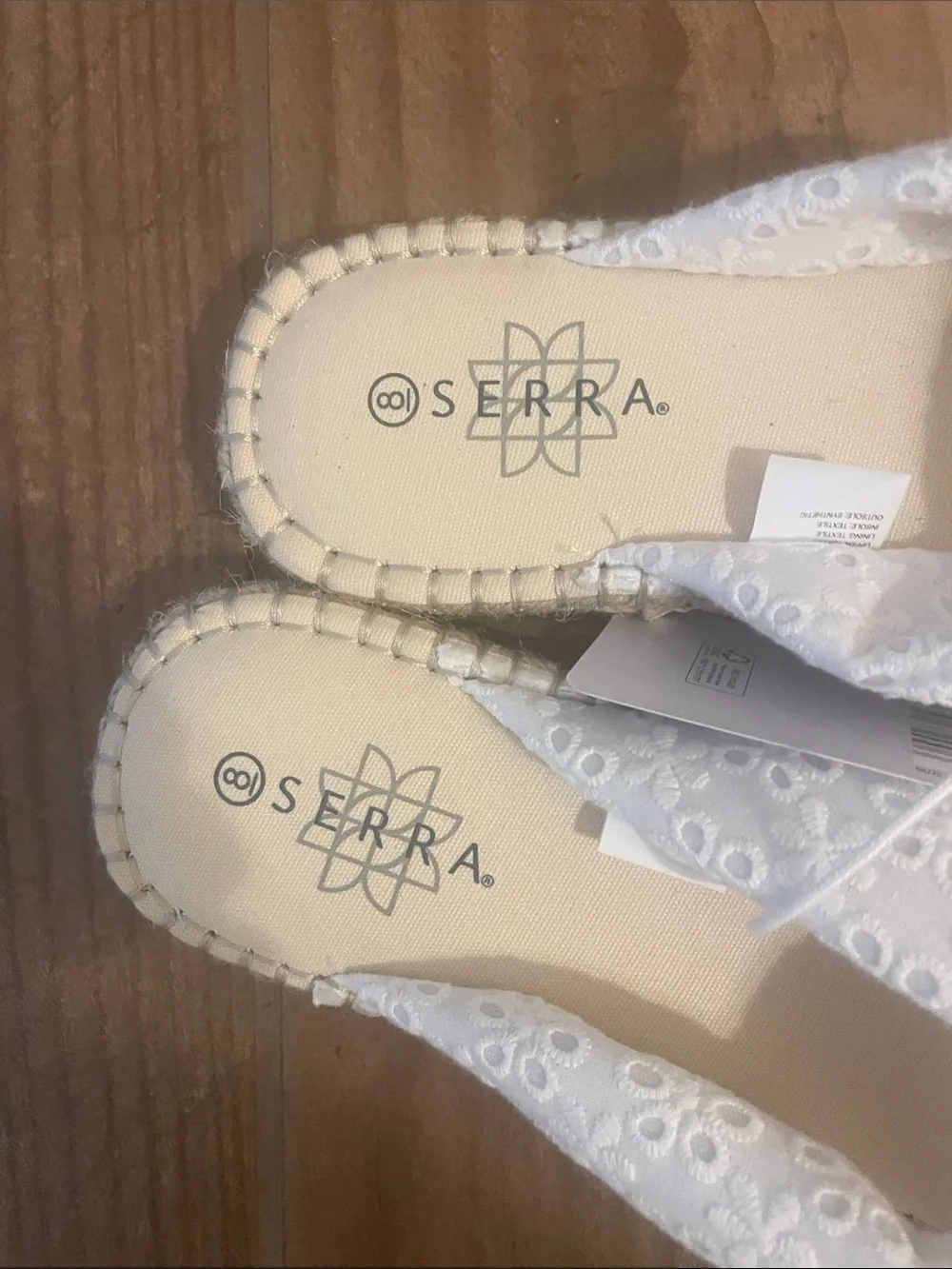 Serra white eyelet